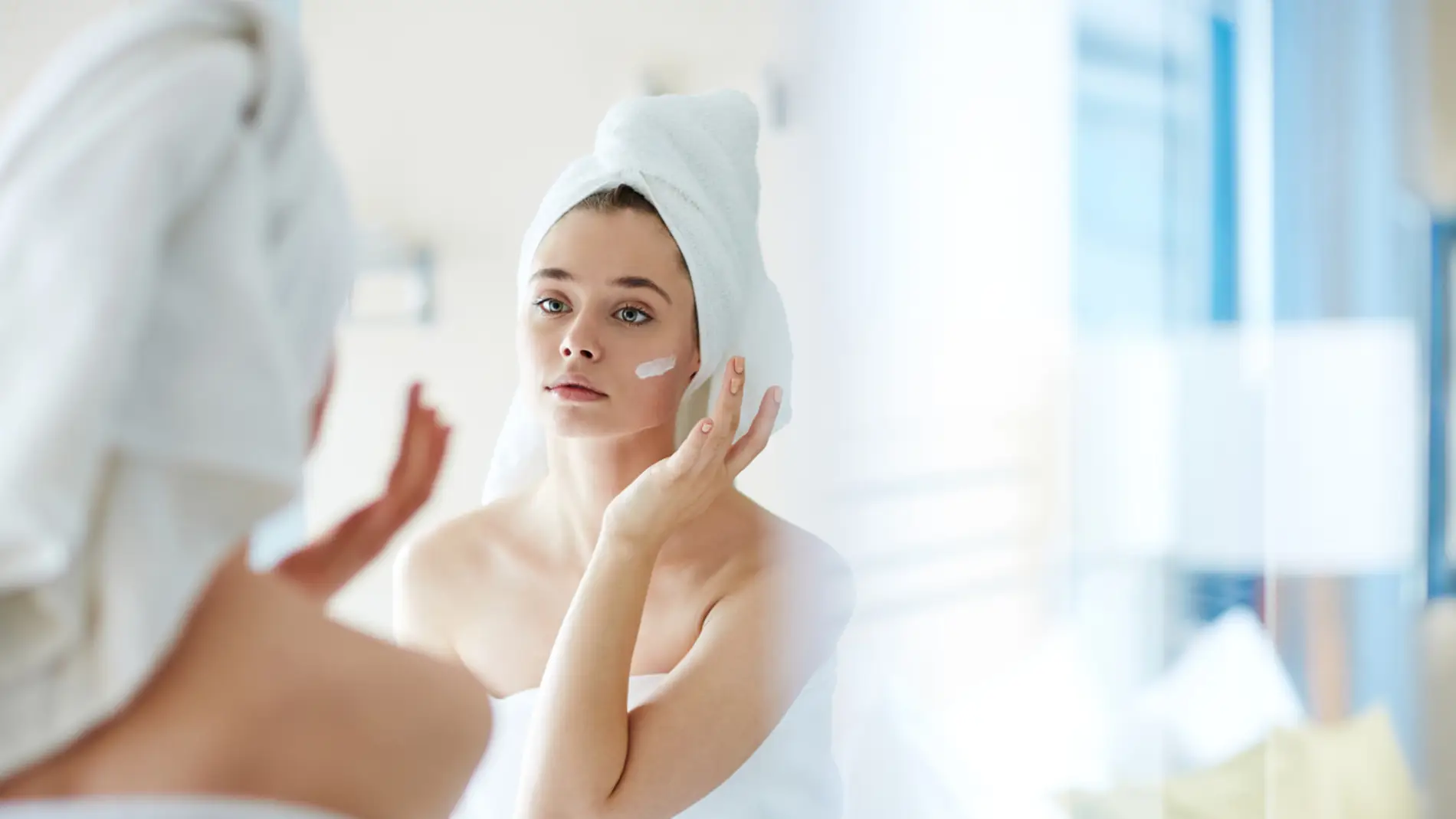 Mujer aplicando crema