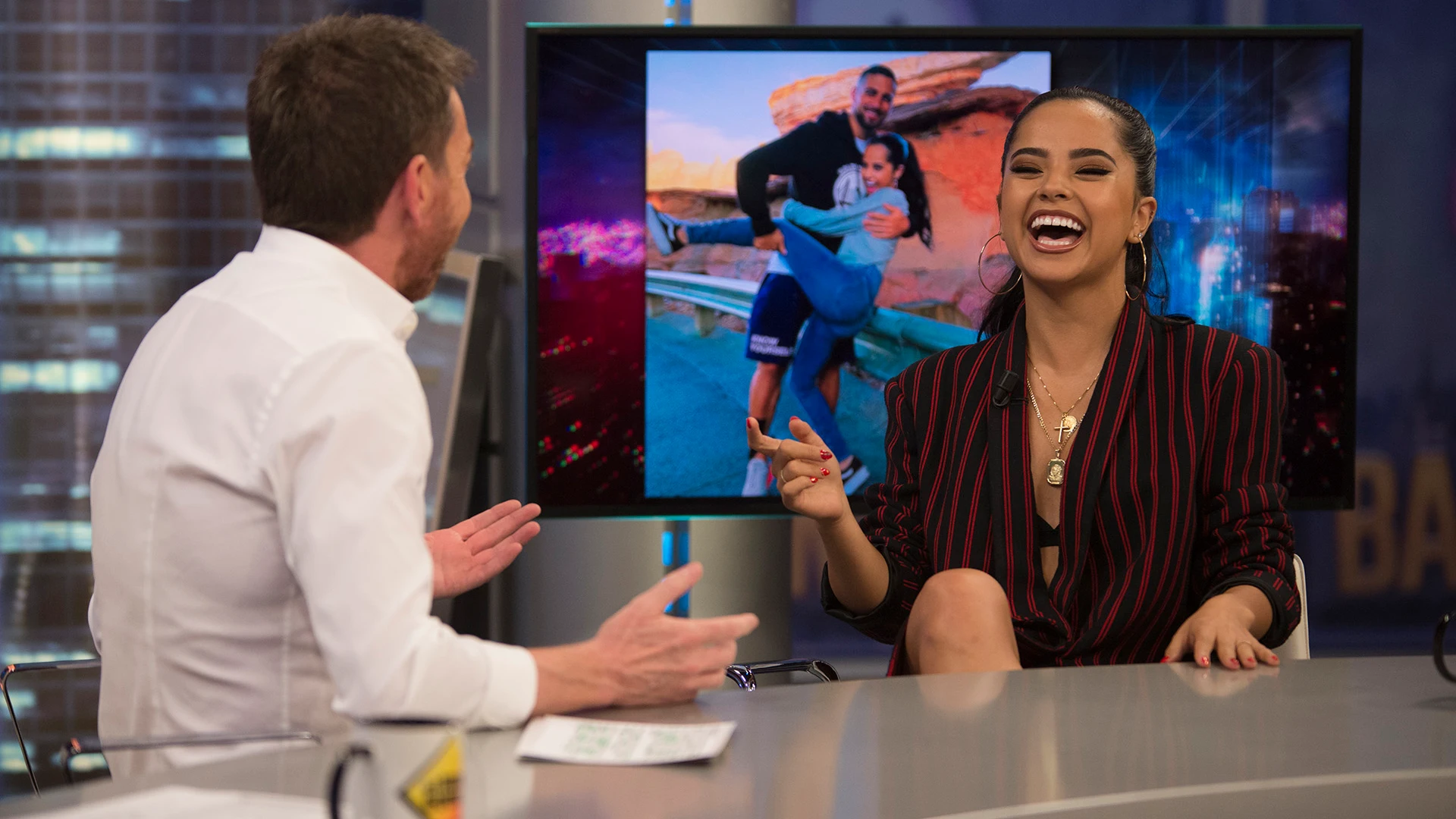 Becky G explica en 'El Hormiguero 3.0' la doble moralidad en la música: "Yo estoy hablando de los besos, lo que los demás están pensando no es culpa mía"