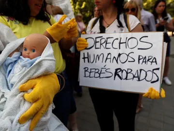 Víctimas de la supuesta trama de bebés robados se han concentrado en la entrada de la Audiencia Provincial Víctimas de la supuesta trama de bebés robados se han concentrado en la entrada de la Audiencia Provincial