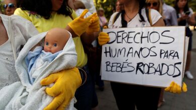 Las asociaciones de afectados calculan que en España podrían haberse robado 300.000 bebés