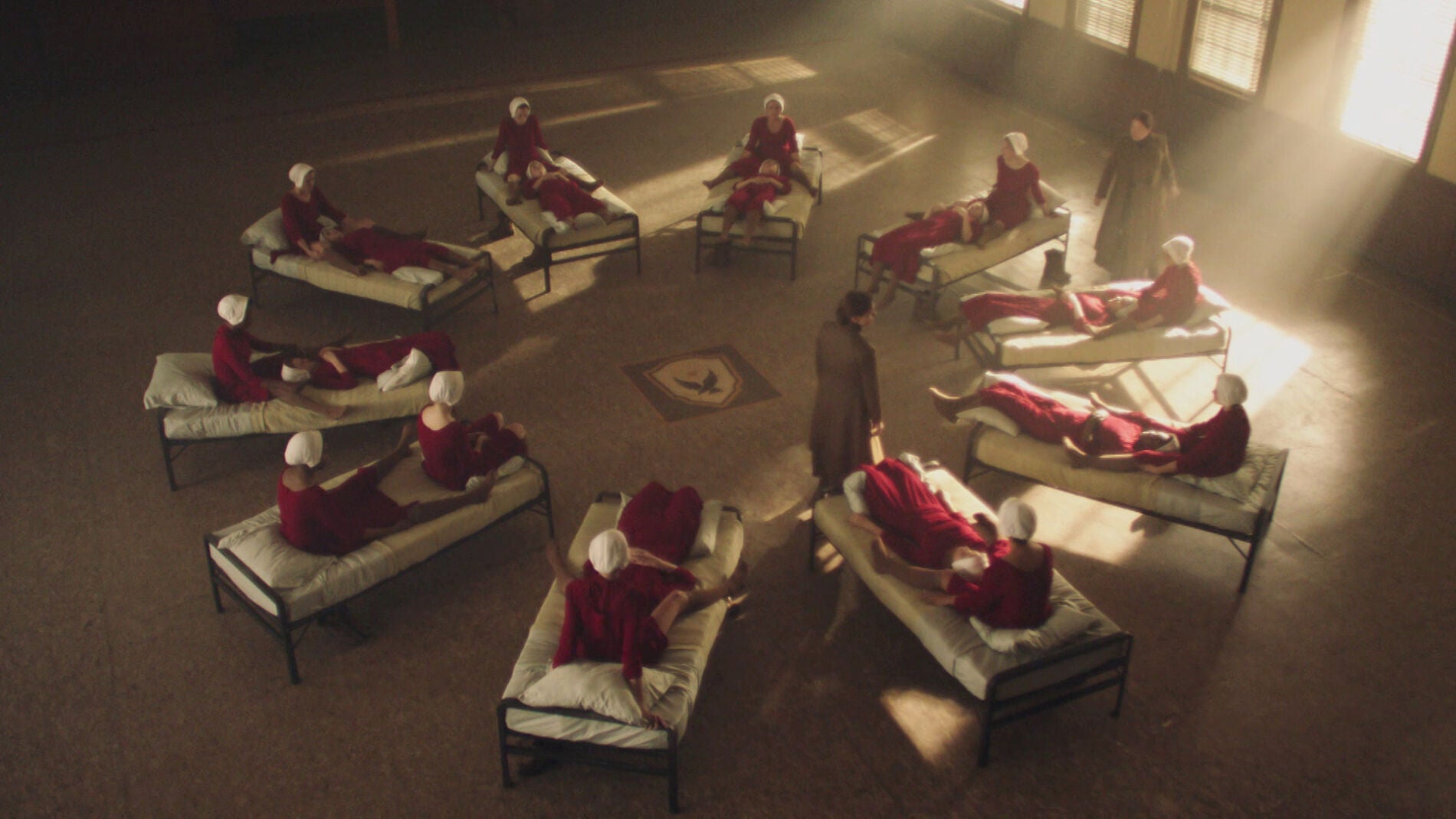 El escalofriante momento en el que las criadas descubren el ritual de 'La Ceremonia': "Una flor que espera ser polinizada"