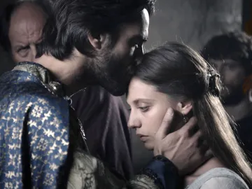 Arnau se convierte en un miembro de la Corte de Aragón Arnau se convierte en un miembro de la Corte de Aragón