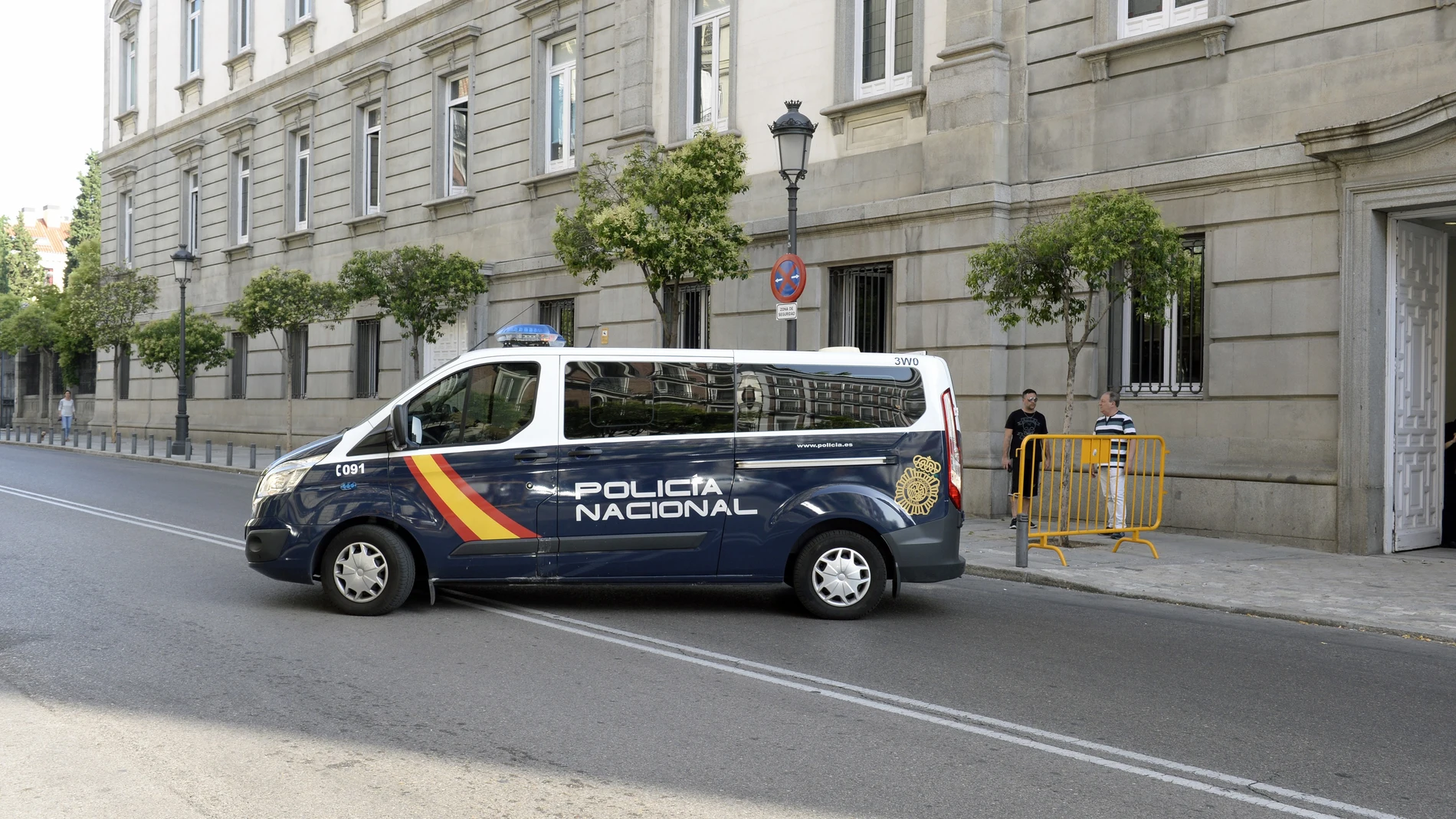 Un furgón de la Policía Nacional traslada a un detenido al Tribunal Supremo en una imagen de archivo Un furgón de la Policía Nacional traslada a un detenido al Tribunal Supremo en una imagen de archivo