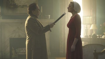 El cuento de la criada - Temporada 1 - Capítulo 3: Retraso