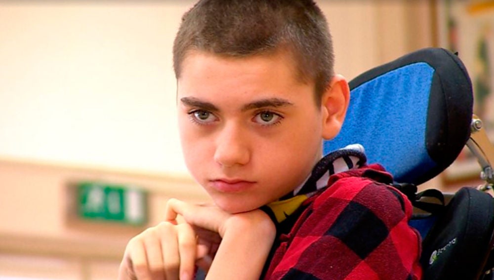 Paddy, un niño con epilepsia y parálisis cerebral que acude a varios colegios para que los niños no le tengan miedo