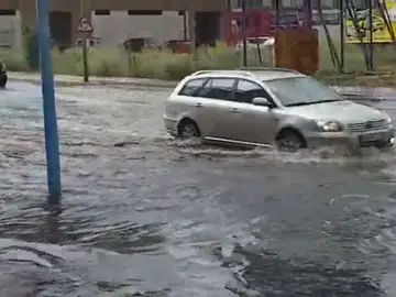 Una tromba de lluvia y granizo sorprende e inunda León Una tromba de lluvia y granizo sorprende e inunda León