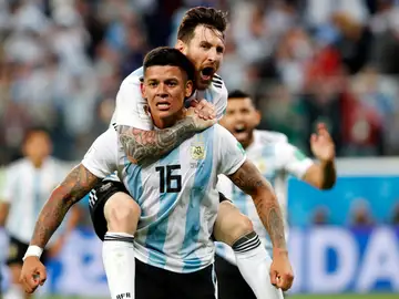 Marcos Rojo y Messi celebran el segundo gol ante Nigeria Marcos Rojo y Messi celebran el segundo gol ante Nigeria