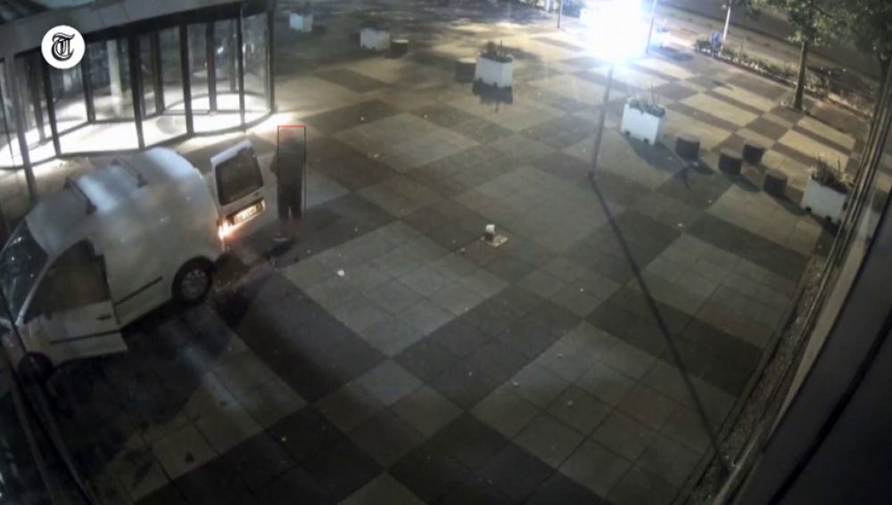 Estrellan una furgoneta en la sede de un periódico holandés para después prenderle fuego