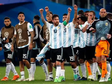 Leo Messi celebra el pase a octavos junto a sus compañeros Leo Messi celebra el pase a octavos junto a sus compañeros