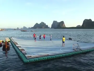 Un campo de fútbol flotante para los niños de un pueblo pesquero Un campo de fútbol flotante para los niños de un pueblo pesquero
