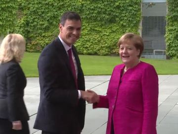 Merkel defiende más ayudas a España con la inmigración y Sánchez ofrece solidaridad con los flujos hacia Alemania