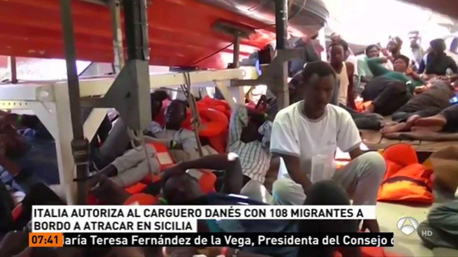 Italia cede y permite al carguero danés desembarcar a 113 inmigrantes rescatados 