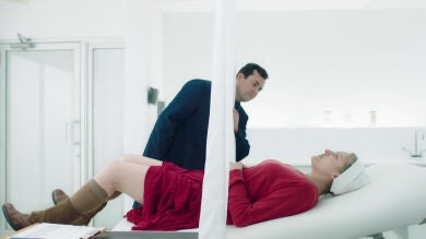 El ginécologo se ofrece a embarazar a Defred: 