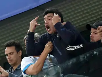 Maradona celebra el gol de Rojo ante Nigeria Maradona celebra el gol de Rojo ante Nigeria