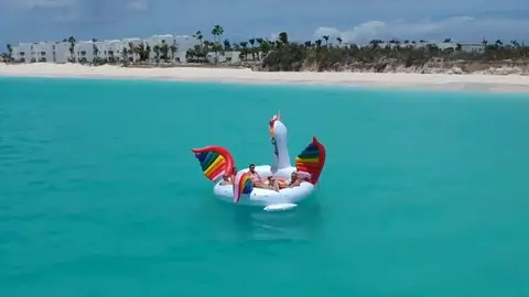 La moda llega a los flotadores y se hacen enormes La moda llega a los flotadores y se hacen enormes