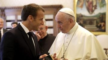  El papa Francisco y el presidente francés, Emmanuel Macron