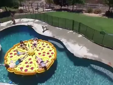 La moda llega a los flotadores y se hacen enormes La moda llega a los flotadores y se hacen enormes