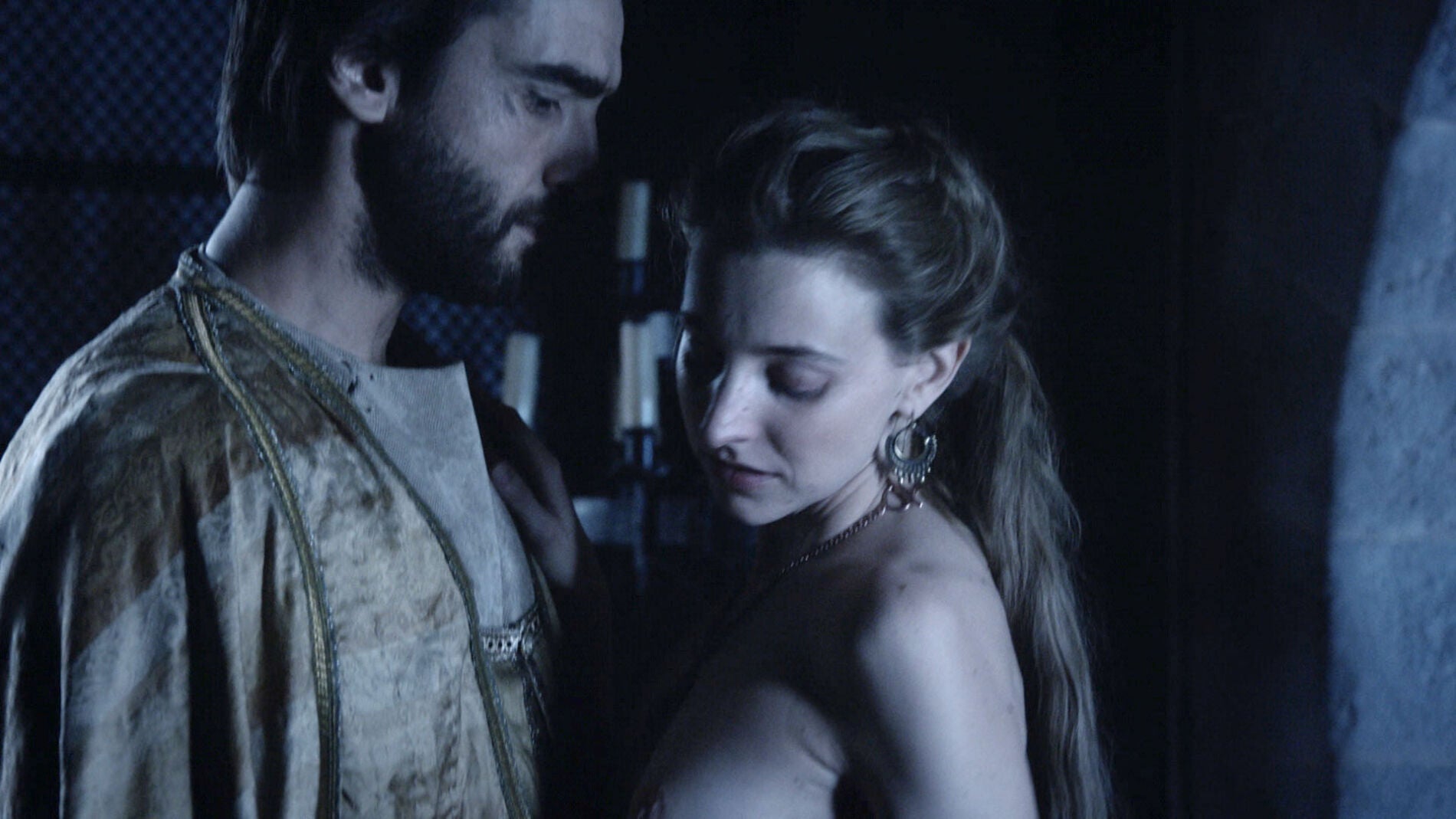 Margarida se entrega a Arnau alimentando su odio por los Puig