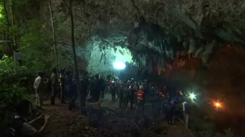 Búsqueda de los niños atrapados en Tailandia Continúa la búsqueda de los miembros de un equipo de fútbol atrapados en una cueva en el norte de Tailandia