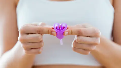 Así se dobla la copa menstrual para su colocación Así se dobla la copa menstrual para su colocación