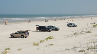 Coches aparcados en la playa