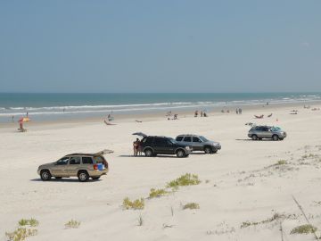 Coches aparcados en la playa