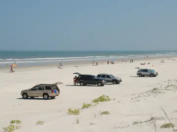 Coches aparcados en la playa Coches aparcados en la playa