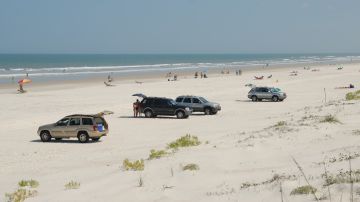 Coches aparcados en la playa