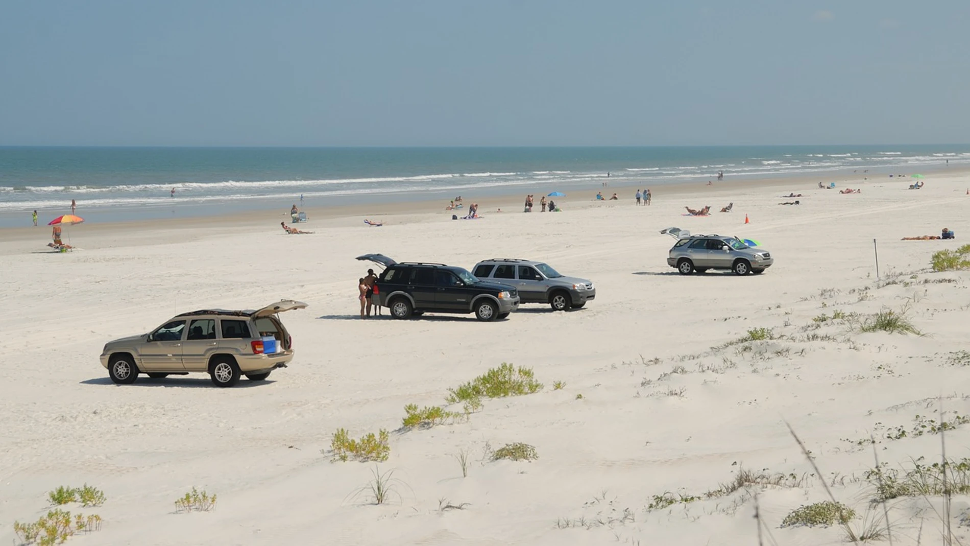 Coches aparcados en la playa Coches aparcados en la playa