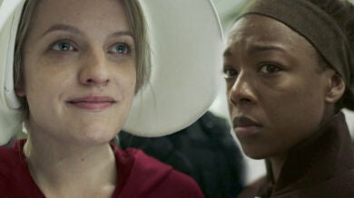 June y Moira, amigas y cómplices que luchan por escapar de su destino como criada en el Centro Rojo