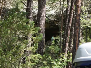 Boca de la cueva de La Obriga, donde se está desarrollando la búsqueda. Boca de la cueva de La Obriga, donde se está desarrollando la búsqueda.