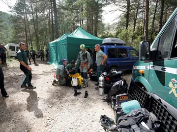 Agentes de la Guardia Civil trabajan en el operativo de rescate para localizar en la cueva de La Obriga Agentes de la Guardia Civil trabajan en el operativo de rescate para localizar en la cueva de La Obriga