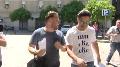 'El Prenda' y el militar de 'La Manada' se ríen de un cámara que se cae al suelo al tropezarse mientras cubría su salida del juzgado 