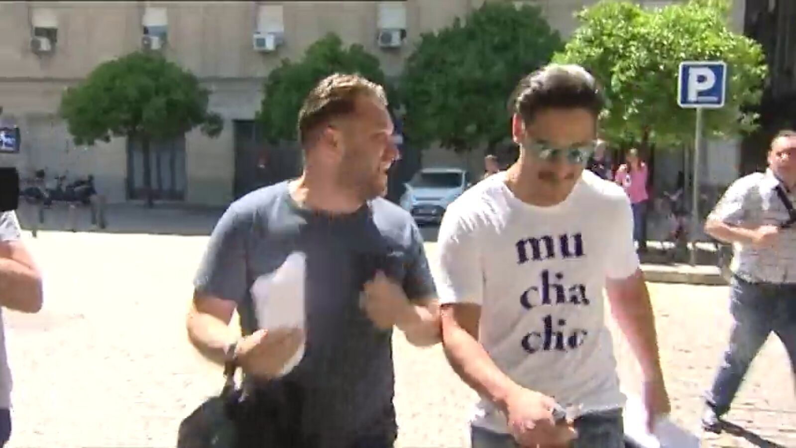 'El Prenda' y el militar de 'La Manada' se ríen de un cámara que se cae al suelo al tropezarse mientras cubría su salida del juzgado 