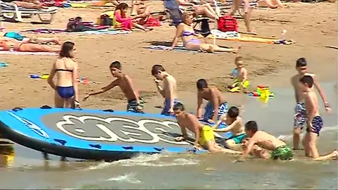 Cerrarán la Malvarrosa si aparecen más medusas "Carabela Potuguesa" Cerrarán la Malvarrosa si aparecen más medusas "Carabela Potuguesa"