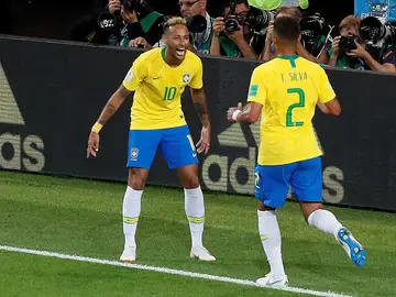 Neymar celebra el tanto de Thiago Silva Neymar celebra el tanto de Thiago Silva