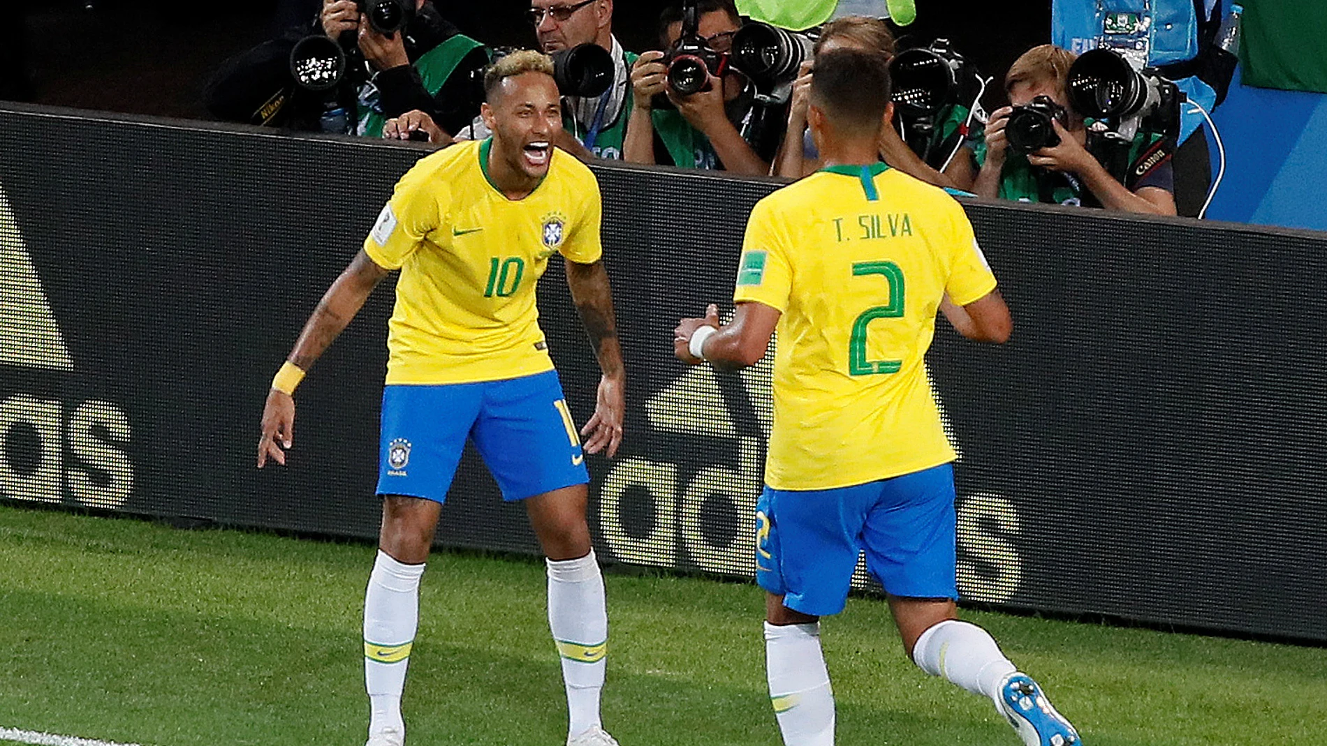 Neymar celebra el tanto de Thiago Silva Neymar celebra el tanto de Thiago Silva