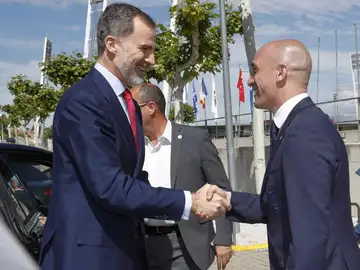 El Rey Felipe VI saluda a Rubiales El Rey Felipe VI saluda a Rubiales
