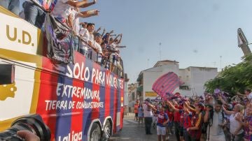 Los jugadores del Extremadura saludan a su afición tras lograr el ascenso