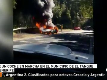 Un coche se incendia durante la marcha en una carretera de Tenerife