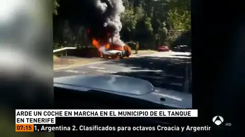 Un coche se incendia durante la marcha en una carretera de Tenerife Un coche se incendia durante la marcha en una carretera de Tenerife