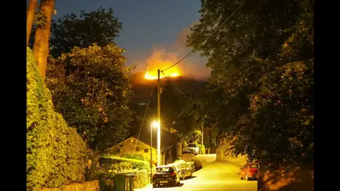 Un incendio forestal obliga a evacuar más de treinta viviendas en Gran Manchester, Inglaterra Un incendio forestal obliga a evacuar más de treinta viviendas en Gran Manchester, Inglaterra