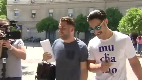 'La Manada' decide firmar en el juzgado de Sevilla por la tarde para tratar de evitar a los medios 'La Manada' decide firmar en el juzgado de Sevilla por la tarde para tratar de evitar a los medios