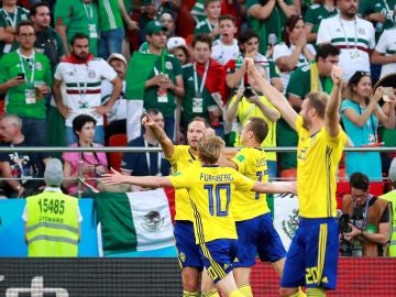 Andreas Granqvist celebra el 0-2 ante México