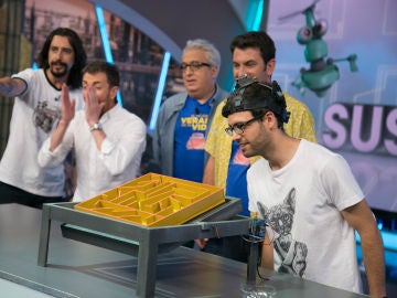 Arturo Valls prueba suerte en el laberinto robótico de bolas de 'El Hormiguero 3.0'