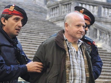 Agentes de los Mossos d'Esquadra custodian a Pere Puig en una imagen de 2011