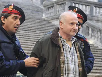 Agentes de los Mossos d'Esquadra custodian a Pere Puig en una imagen de 2011 Agentes de los Mossos d'Esquadra custodian a Pere Puig en una imagen de 2011