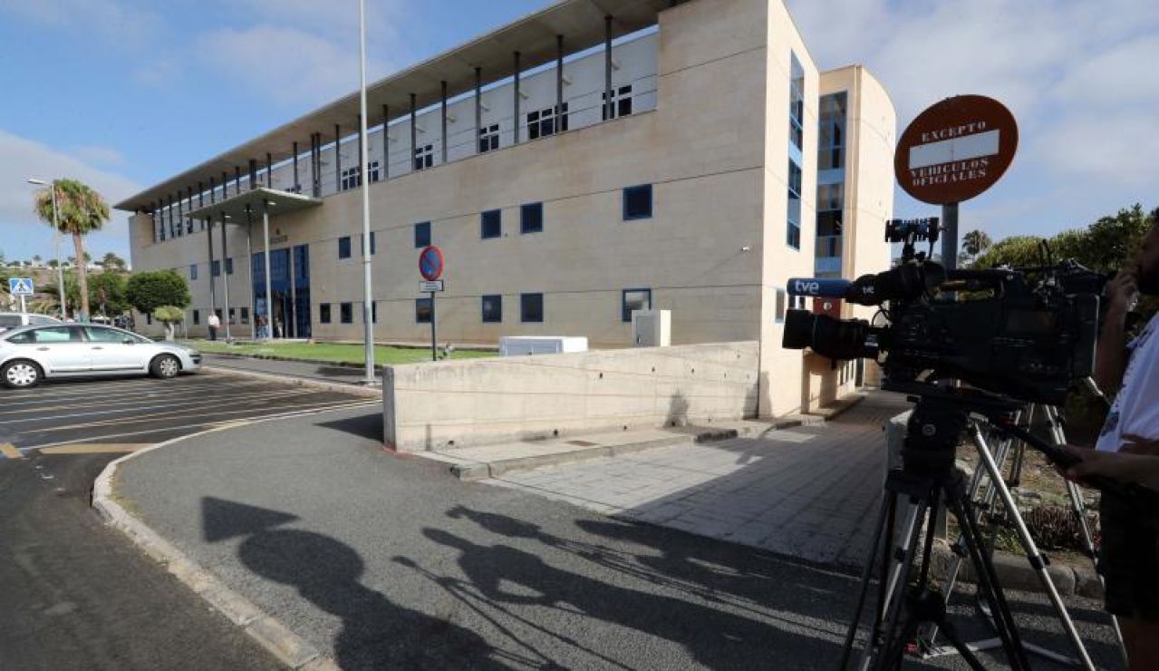 Varios medios de comunicaci&oacute;n a las puertas del edificio de los juzgados de San Bartolom&eacute; de Tirajana 
