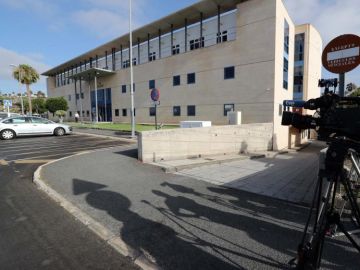 Varios medios de comunicaci&oacute;n a las puertas del edificio de los juzgados de San Bartolom&eacute; de Tirajana 