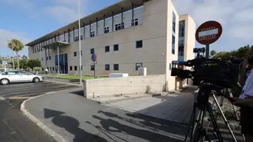 Varios medios de comunicación a las puertas del edificio de los juzgados de San Bartolomé de Tirajana Varios medios de comunicación a las puertas del edificio de los juzgados de San Bartolomé de Tirajana